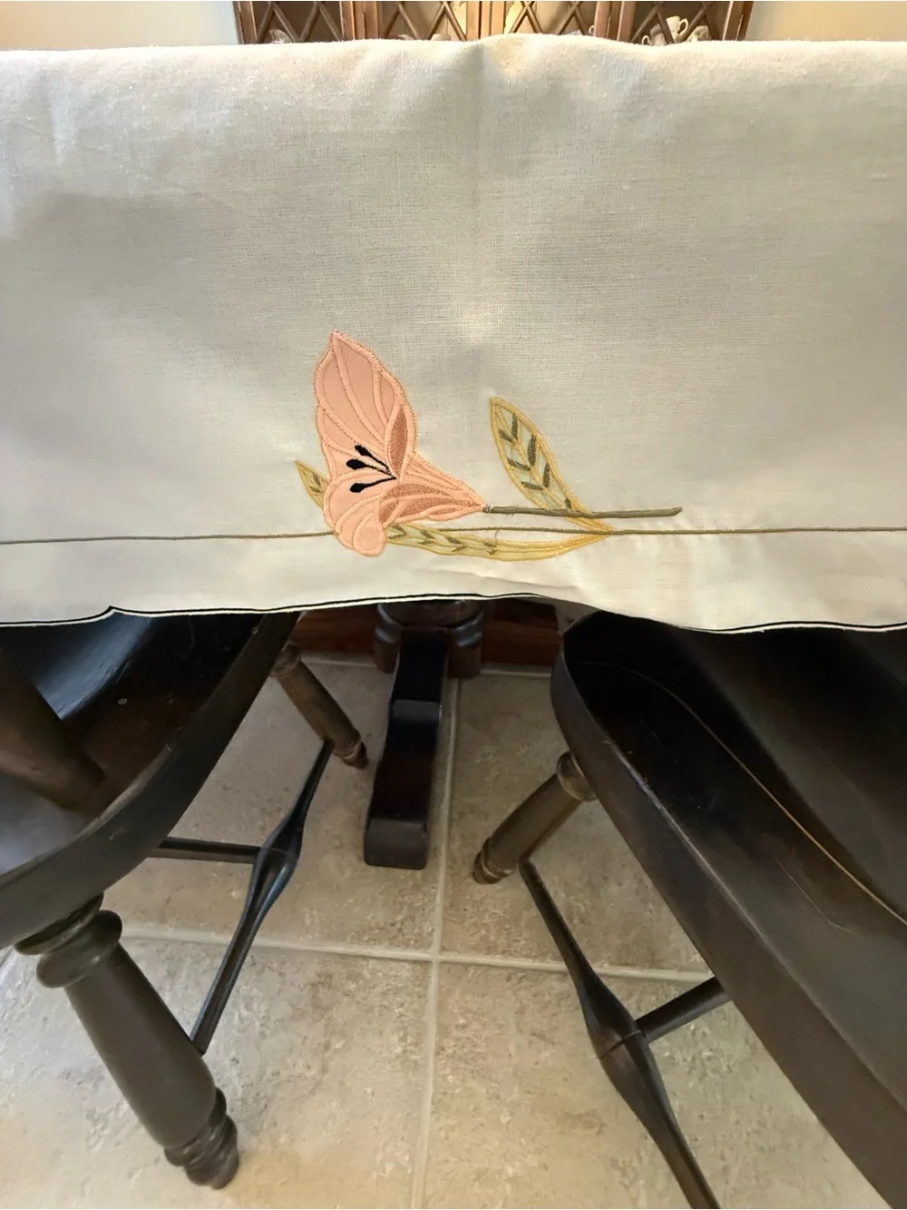 Villeroy & Boch Embroidered Pink Lily Scalloped Tablecloth 58